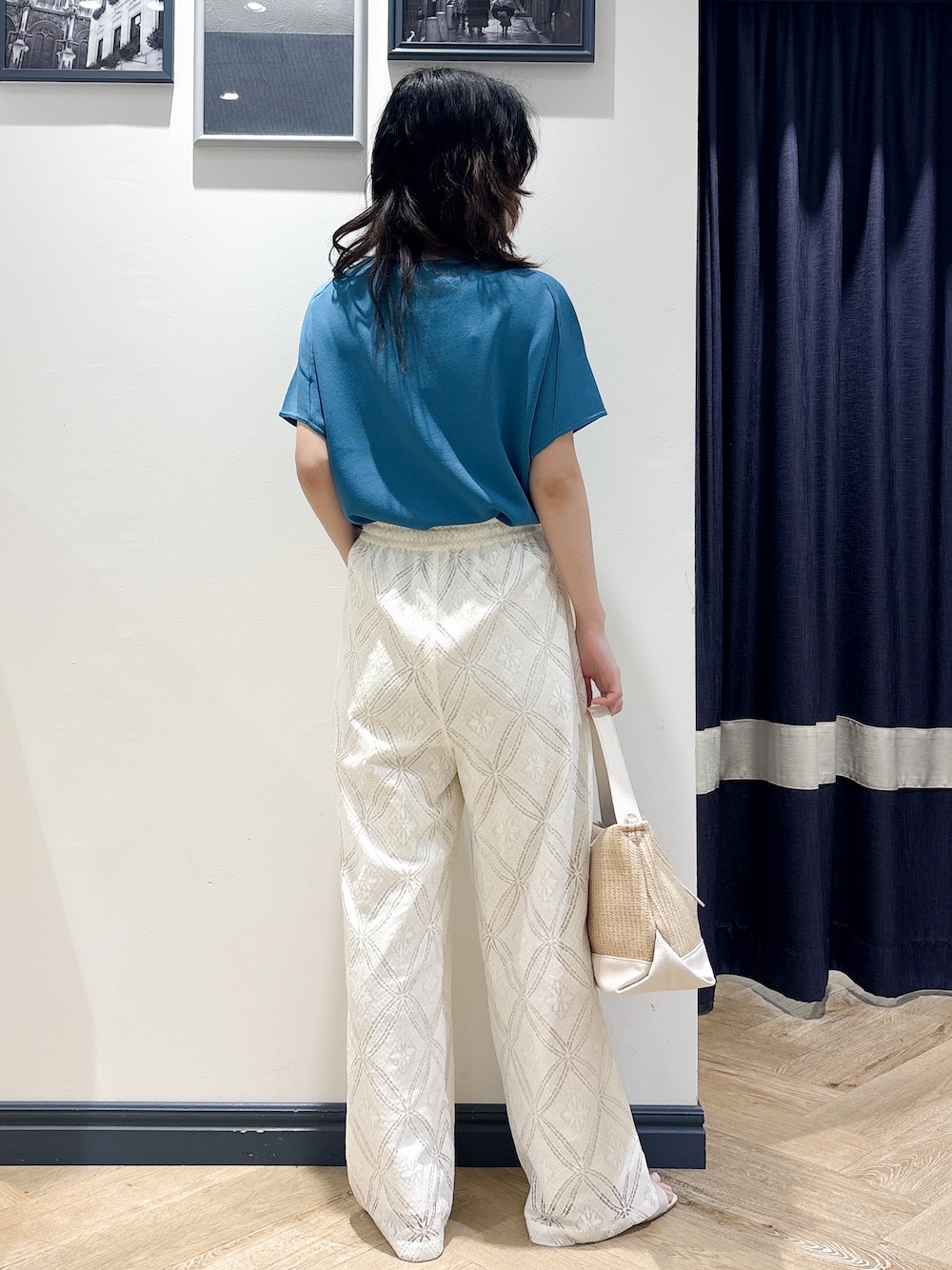 ブルー系のニット/セーター、ホワイト系のその他パンツ、ホワイト系のショルダーバッグを着用したレディースの夏コーディネートの3枚目の写真