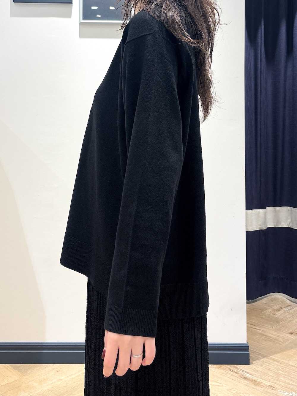 ブラック系のカーディガン/ボレロ、ブラック系のスカート、グリーン系のショルダーバッグを着用したレディースの秋コーディネートの6枚目の写真