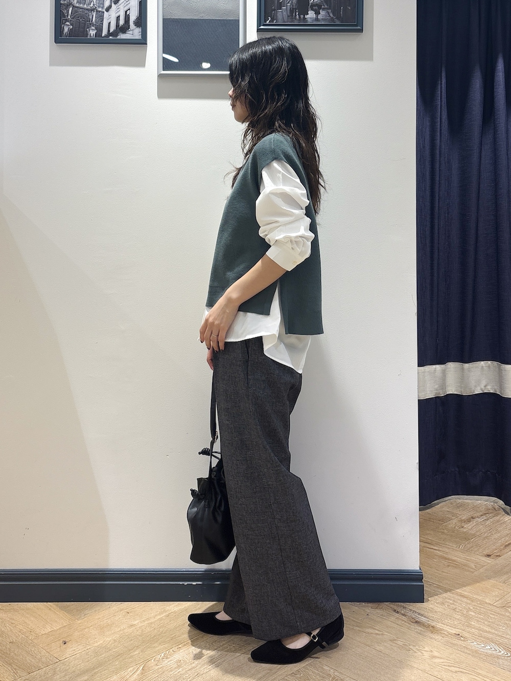 グリーン系のその他トップス、ブラック系のその他パンツ、ブラック系のショルダーバッグを着用したレディースの秋コーディネートの2枚目の写真