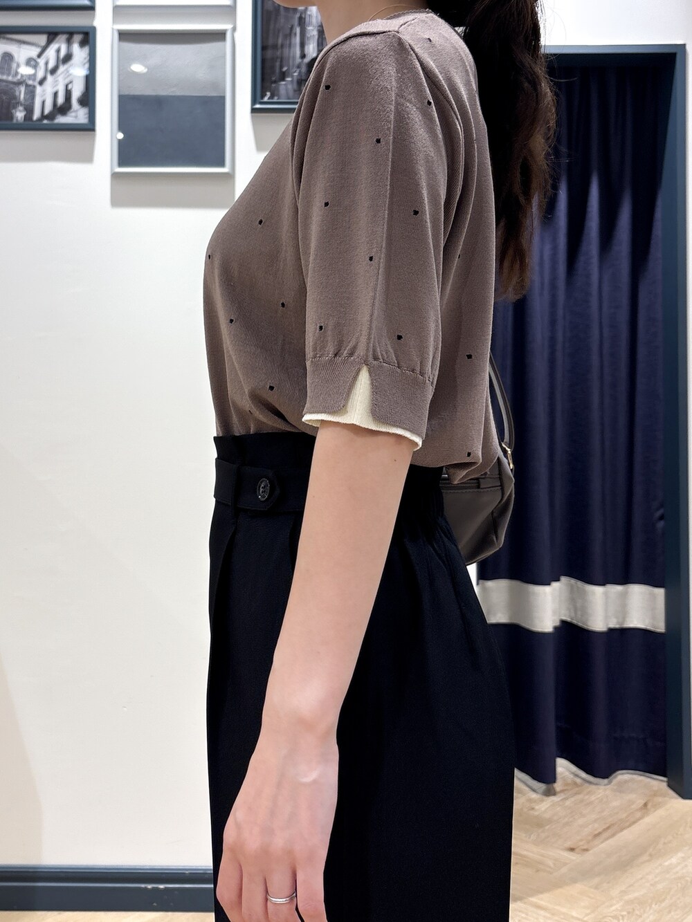 ブラウン系のニット/セーター、ブラック系のその他パンツ、ブラウン系のショルダーバッグを着用したレディースの夏コーディネートの6枚目の写真