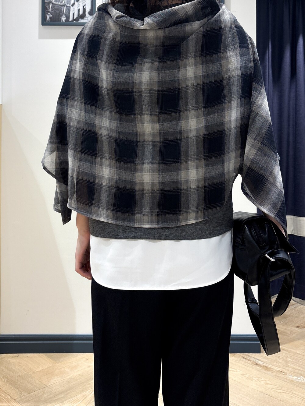 ブラック系のシャツ/ブラウス、ブラック系のその他パンツ、ブラック系のショルダーバッグを着用したレディースの夏コーディネートの6枚目の写真