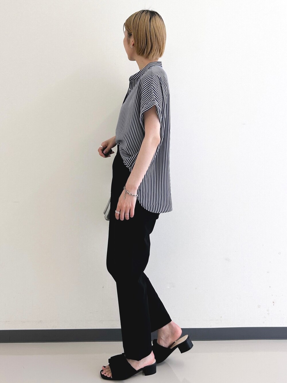 ブルー系のシャツ/ブラウス、ブラック系のその他パンツ、ブラック系のサンダルを着用したレディースの夏コーディネートの2枚目の写真