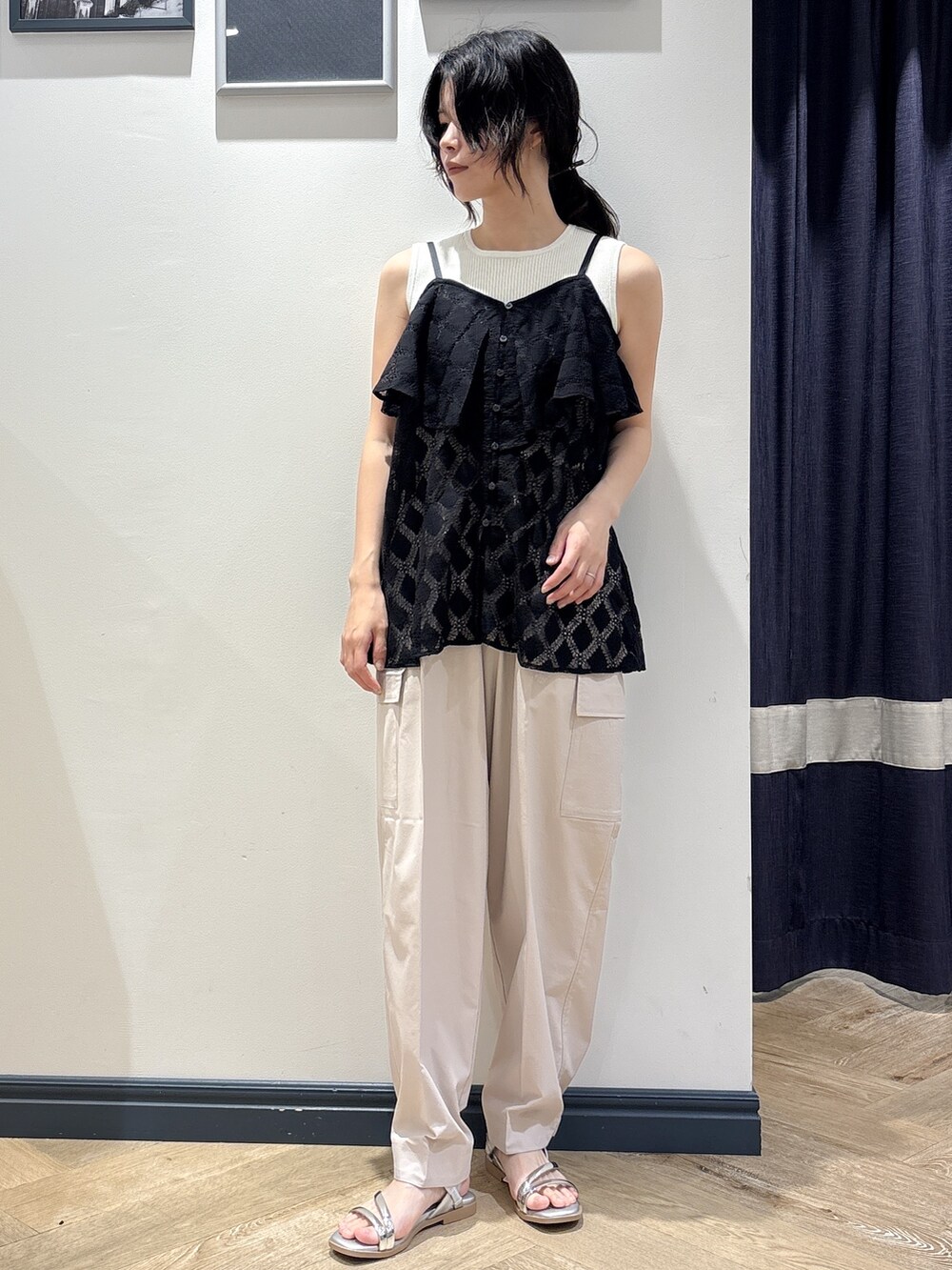 ブラック系のタンクトップ、ホワイト系のタンクトップ、ベージュ系のその他パンツを着用したレディースの春コーディネートの5枚目の写真