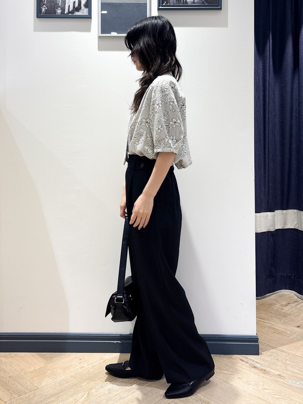 ホワイト系のシャツ/ブラウス、ブラック系のその他パンツ、ブラック系のショルダーバッグを着用したレディースの夏コーディネートの2枚目の写真