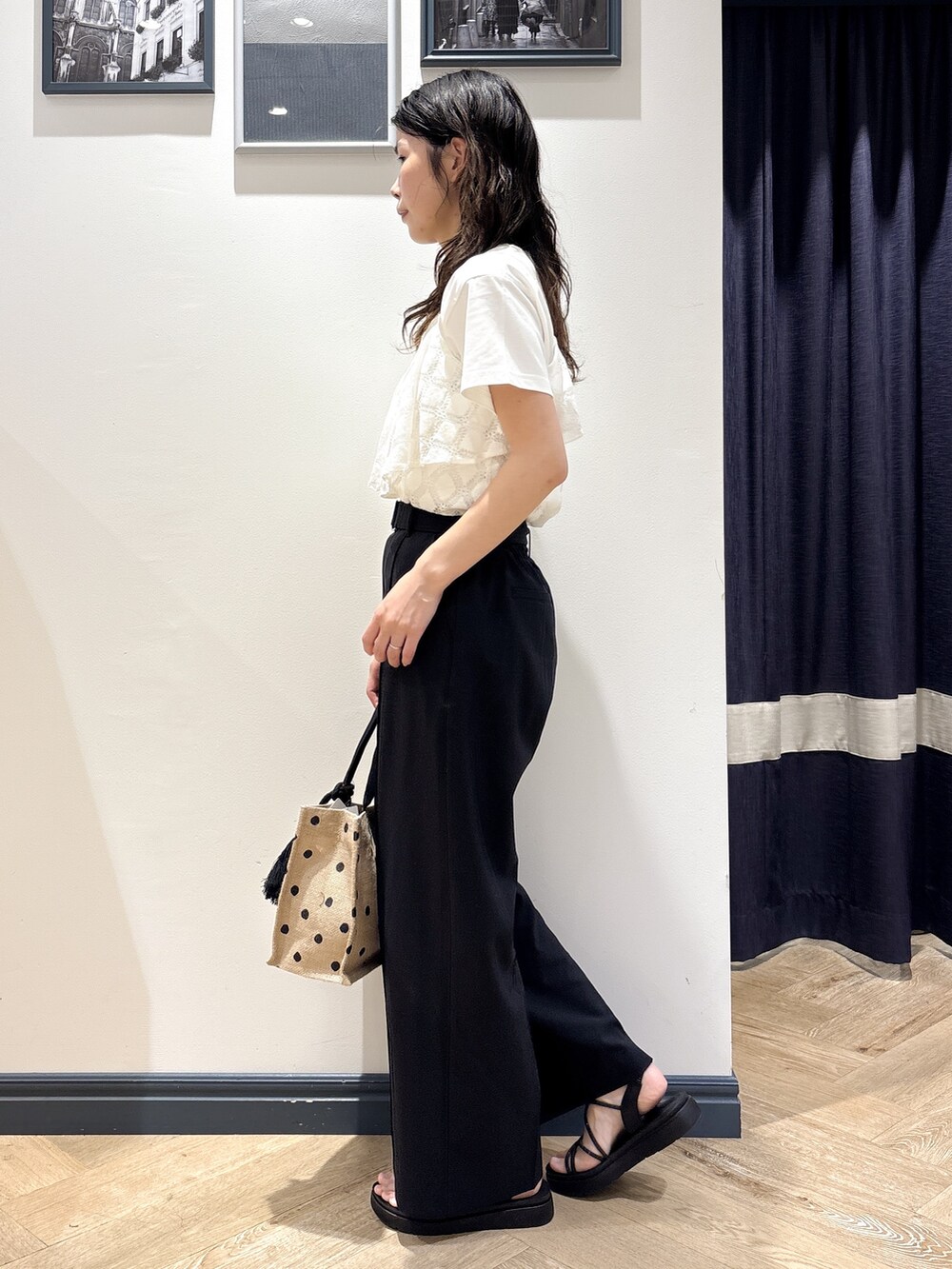 ホワイト系のタンクトップ、ホワイト系のTシャツ/カットソー、ブラック系のその他パンツを着用したレディースの夏コーディネートの2枚目の写真
