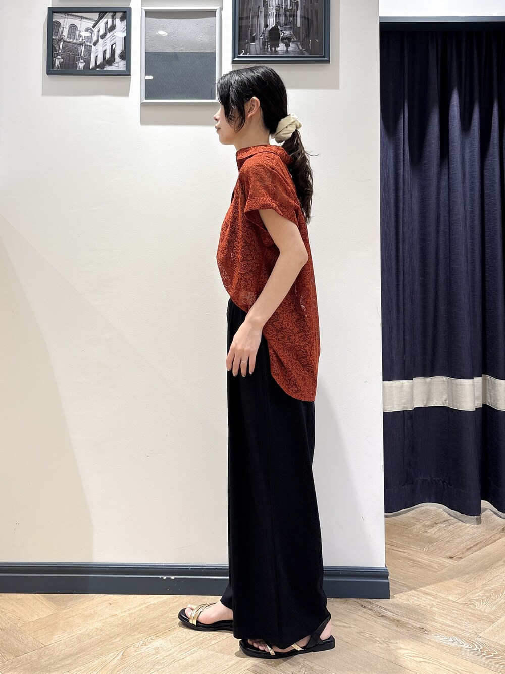 オレンジ系のシャツ/ブラウス、ブラック系のその他パンツを着用したレディースの夏コーディネートの2枚目の写真