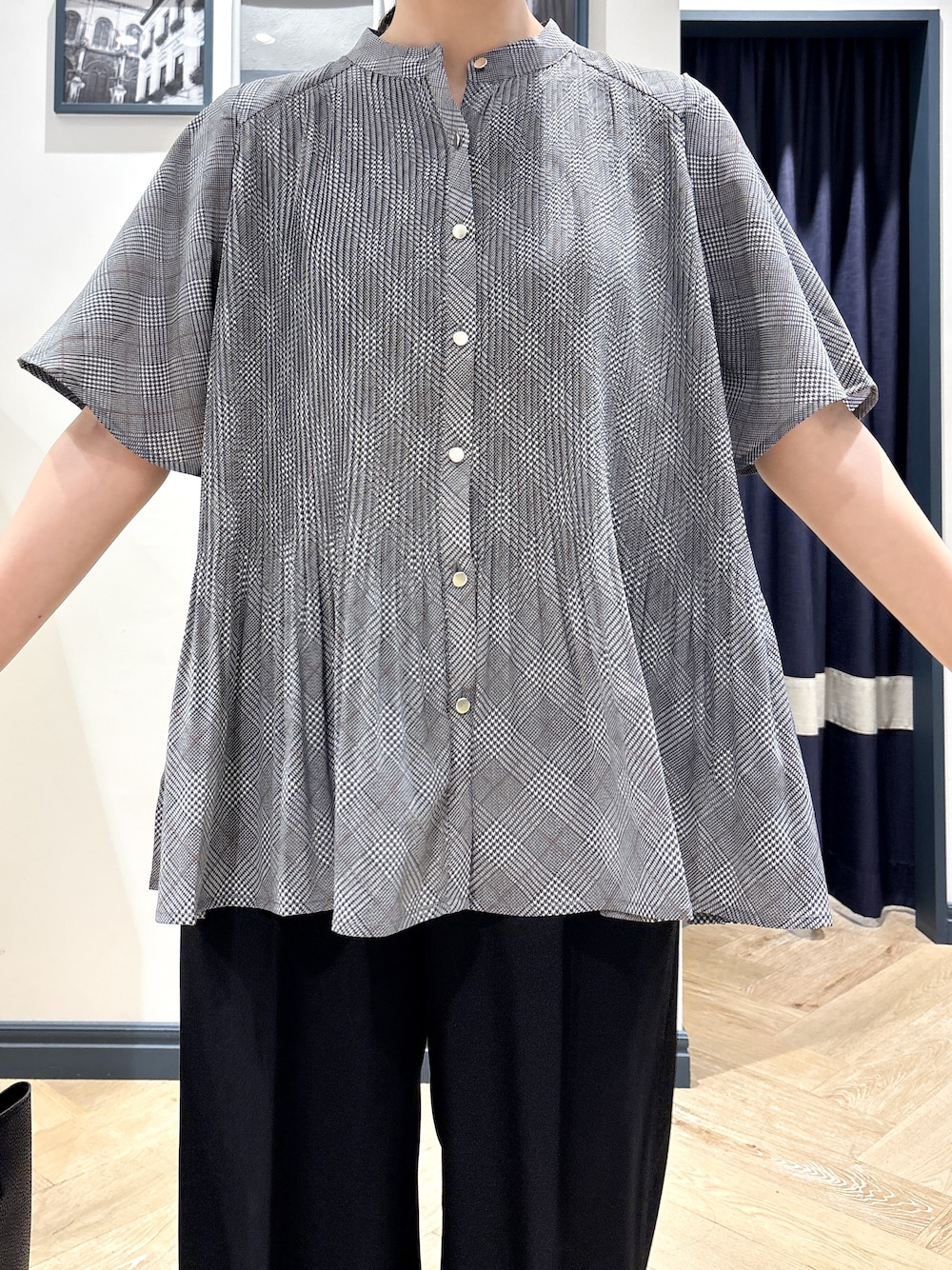 ブラック系のシャツ/ブラウス、ブラック系のその他パンツ、ブラック系のトートバッグを着用したレディースの夏コーディネートの4枚目の写真