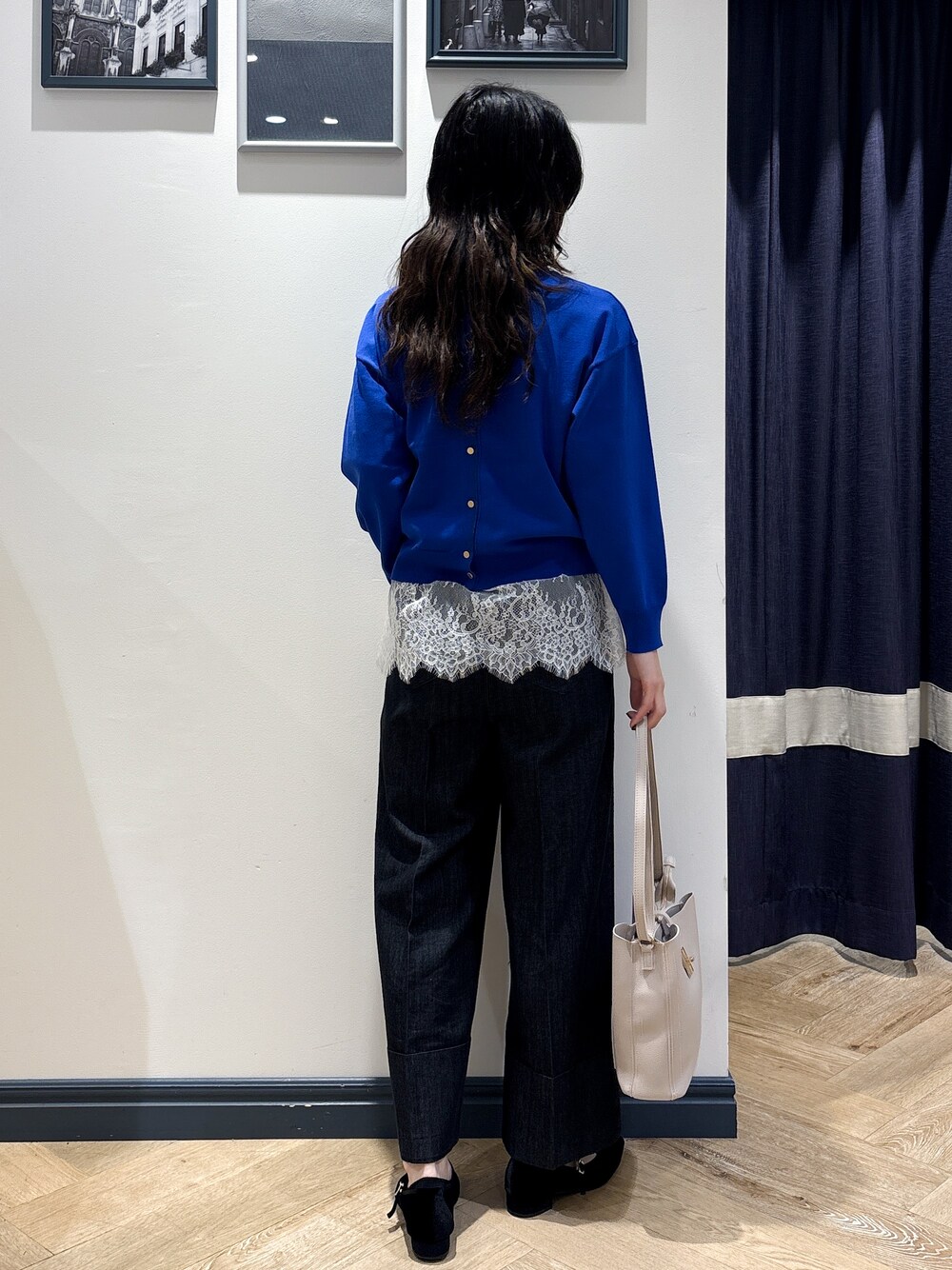 ブルー系のカーディガン/ボレロ、グレー系のTシャツ/カットソー、ブラック系のデニムパンツを着用したレディースの秋コーディネートの3枚目の写真