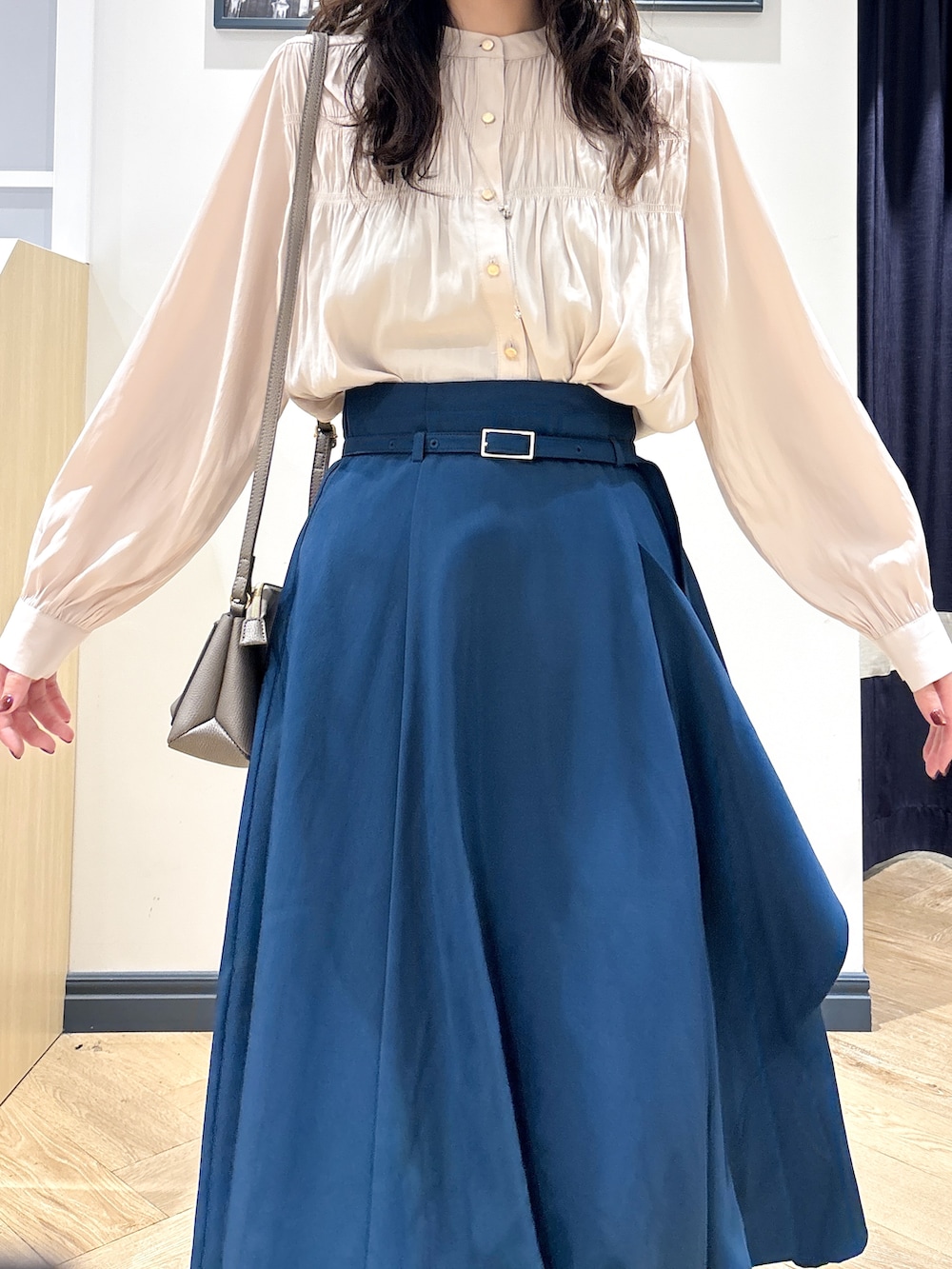 ピンク系のシャツ/ブラウス、シルバー系のネックレス、シルバー系のその他雑貨を着用したレディースの秋コーディネートの4枚目の写真