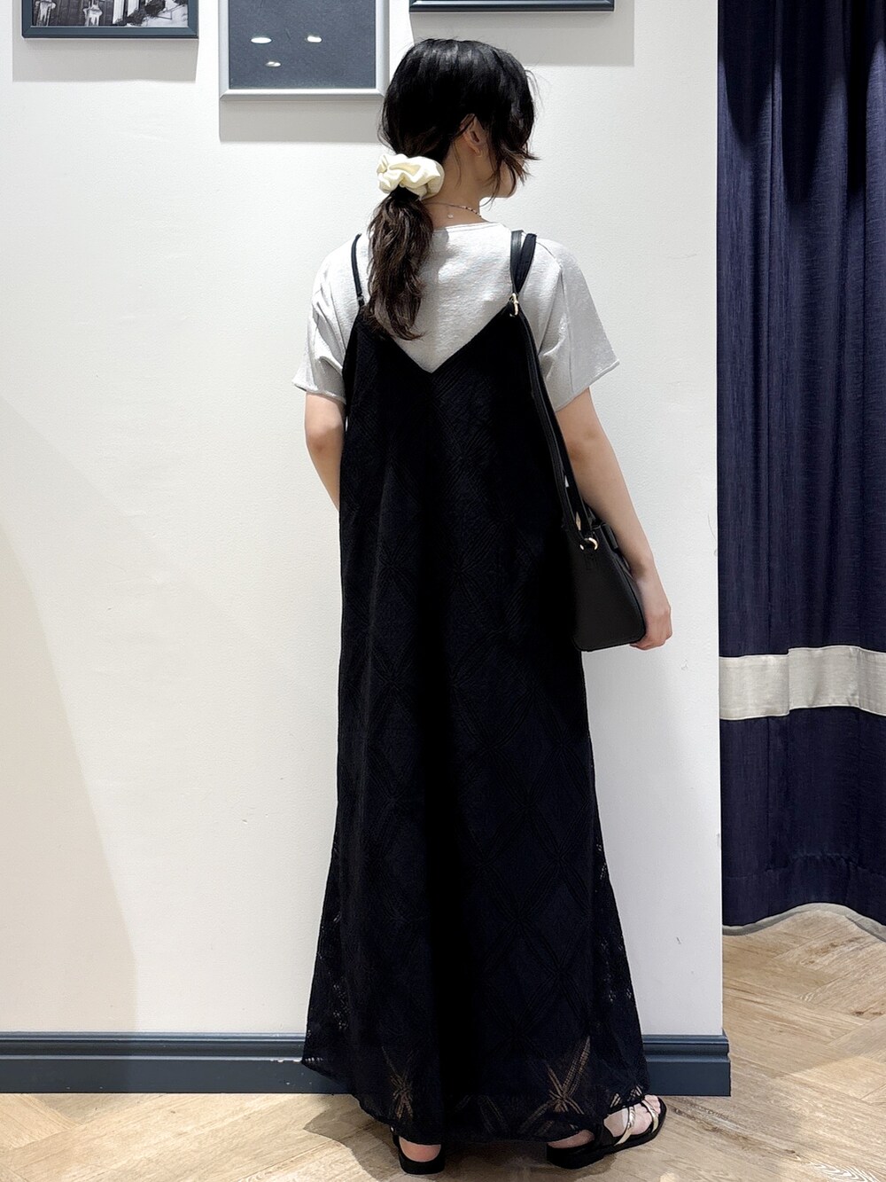 シルバー系のニット/セーター、ブラック系のワンピース、ブラック系のショルダーバッグを着用したレディースの夏コーディネートの3枚目の写真