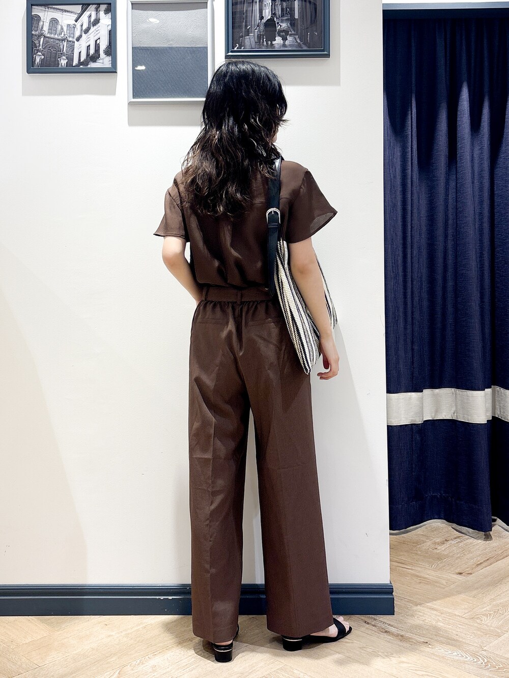 ブラウン系のシャツ/ブラウス、ブラウン系のその他パンツ、ブラック系のショルダーバッグを着用したレディースの夏コーディネートの3枚目の写真