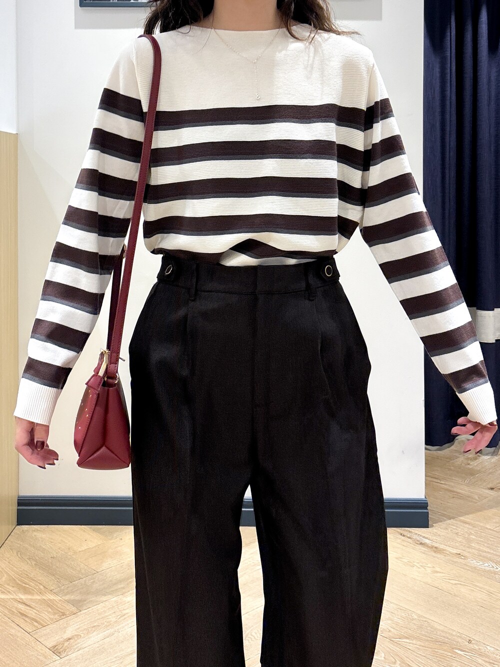 ブラウン系のニット/セーター、ブラウン系のその他パンツ、ブラック系のパンプスを着用したレディースの秋コーディネートの4枚目の写真