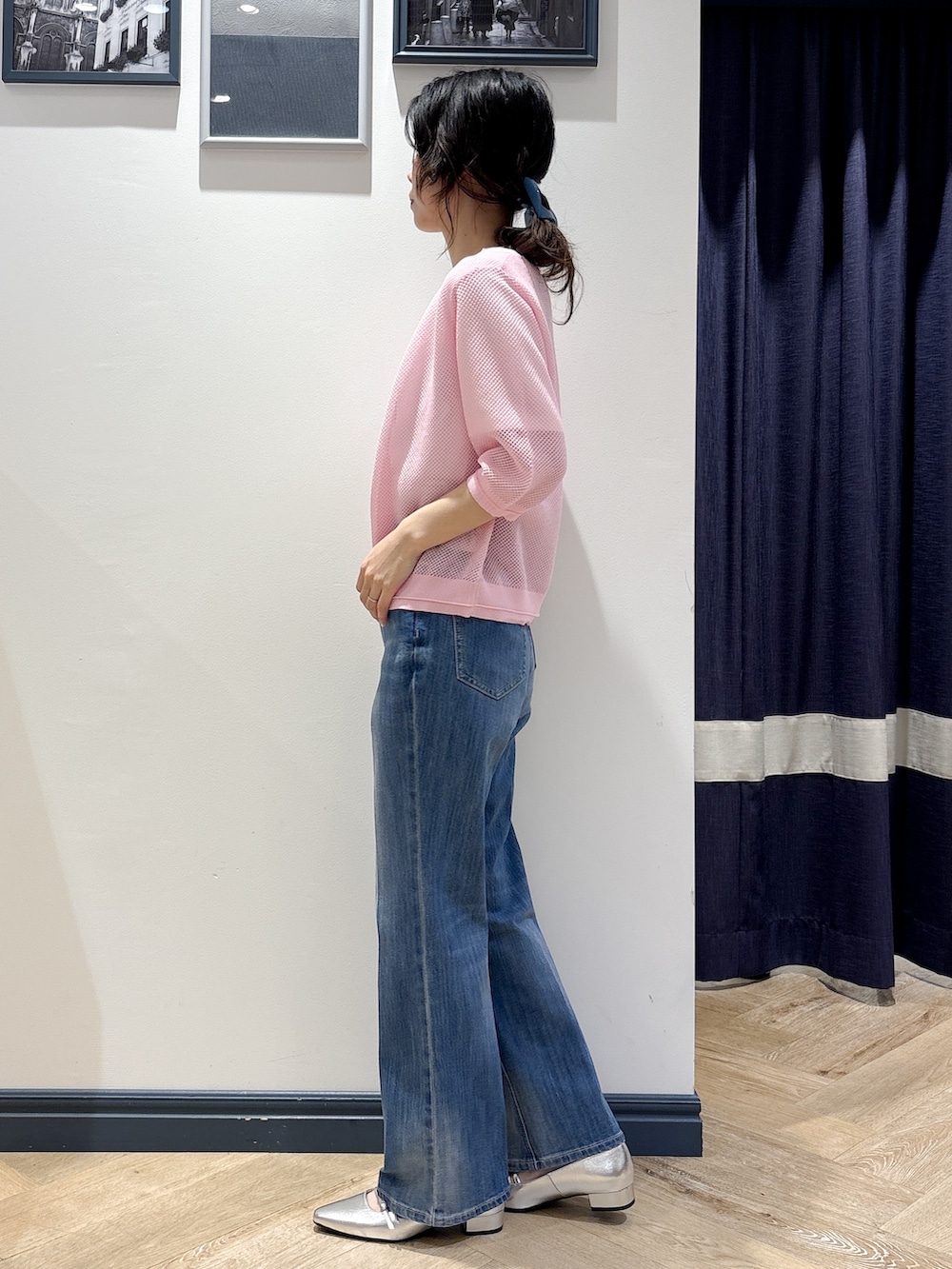 ピンク系のカーディガン/ボレロ、ホワイト系のTシャツ/カットソー、ブルー系のデニムパンツを着用したレディースの夏コーディネートの2枚目の写真