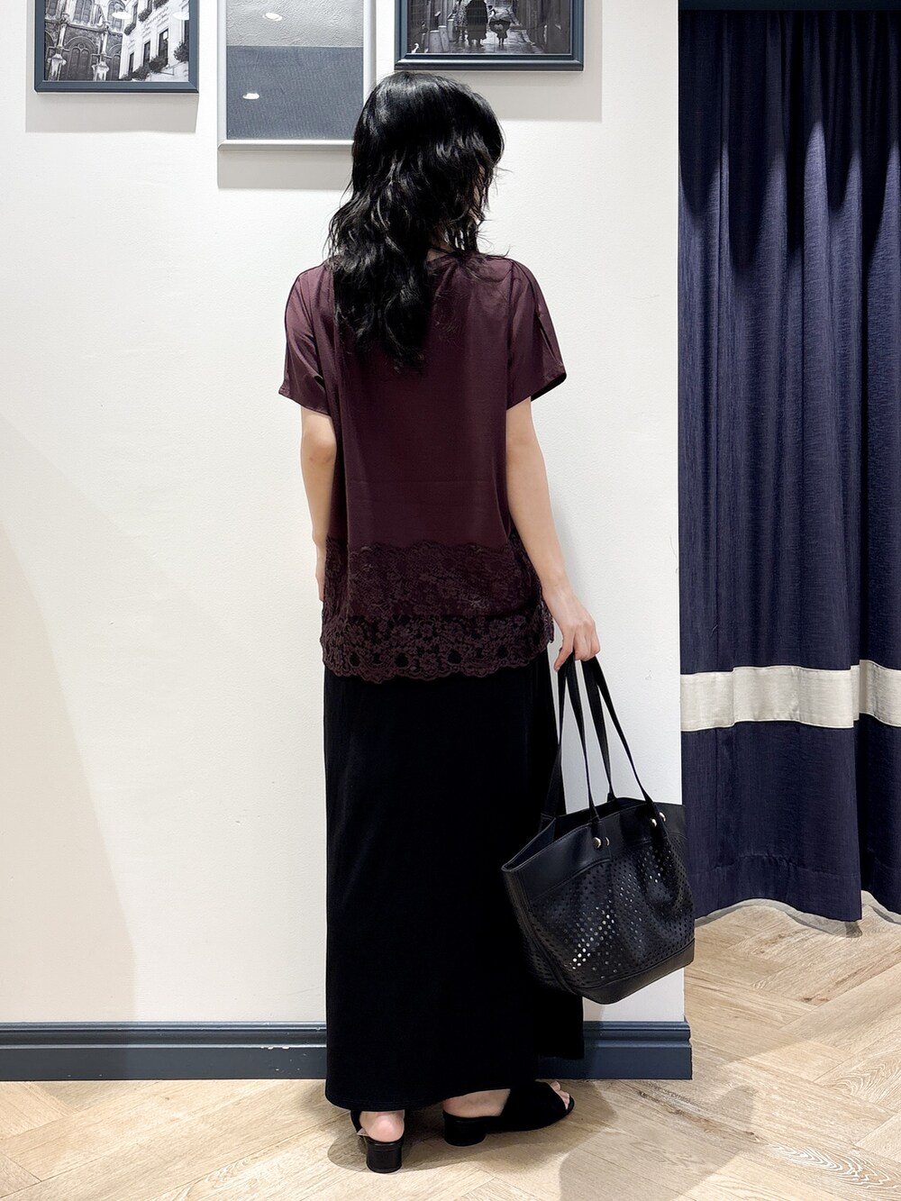 ブラウン系のTシャツ/カットソー、ブラック系のスカート、ブラック系のトートバッグを着用したレディースの夏コーディネートの3枚目の写真