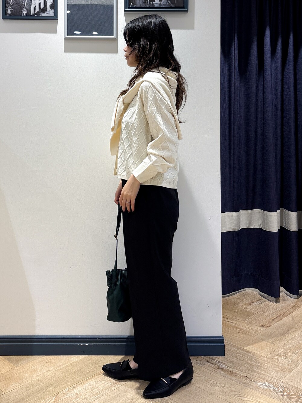 ホワイト系のカーディガン/ボレロ、ホワイト系のニット/セーター、ブラック系のその他パンツを着用したレディースの秋コーディネートの2枚目の写真