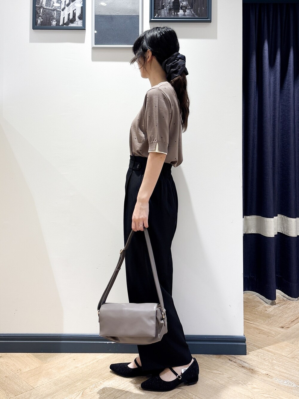 ブラウン系のニット/セーター、ブラック系のその他パンツ、ブラウン系のショルダーバッグを着用したレディースの夏コーディネートの2枚目の写真