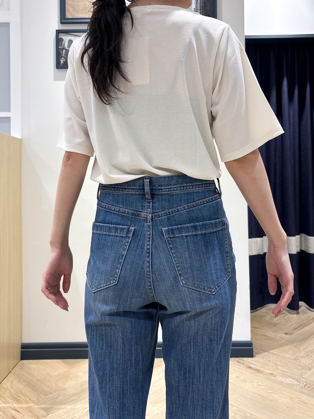 ホワイト系のTシャツ/カットソー、ブルー系のデニムパンツ、ゴールド系のネックレスを着用したレディースの夏コーディネートの6枚目の写真