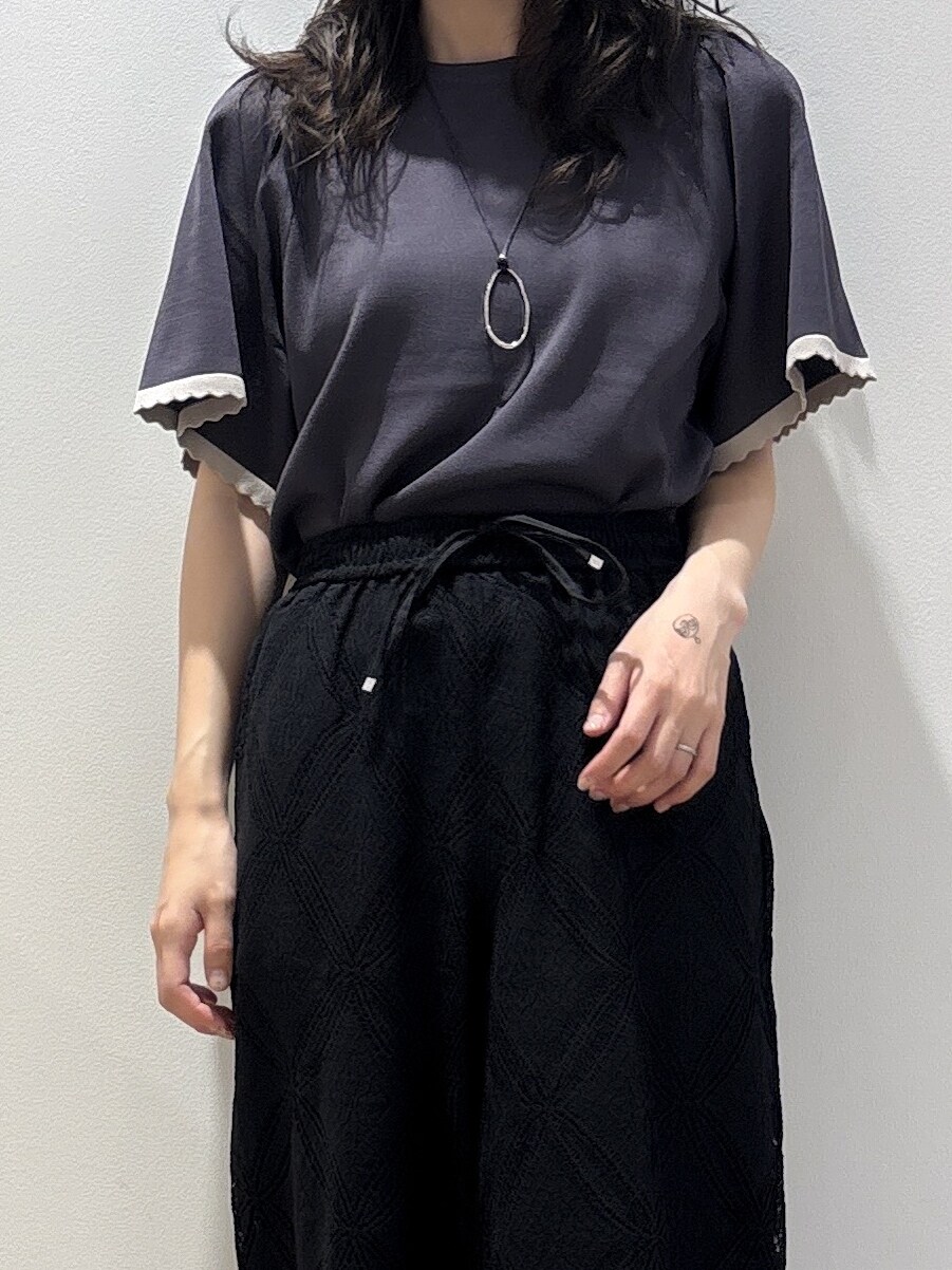 ブラック系のサンダル、ブラック系のその他パンツ、グレー系のニット/セーターを着用したレディースの春コーディネートの4枚目の写真