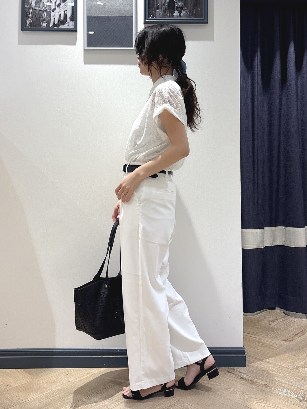 ホワイト系のシャツ/ブラウス、ホワイト系のタンクトップ、ホワイト系のその他パンツを着用したレディースの夏コーディネートの2枚目の写真