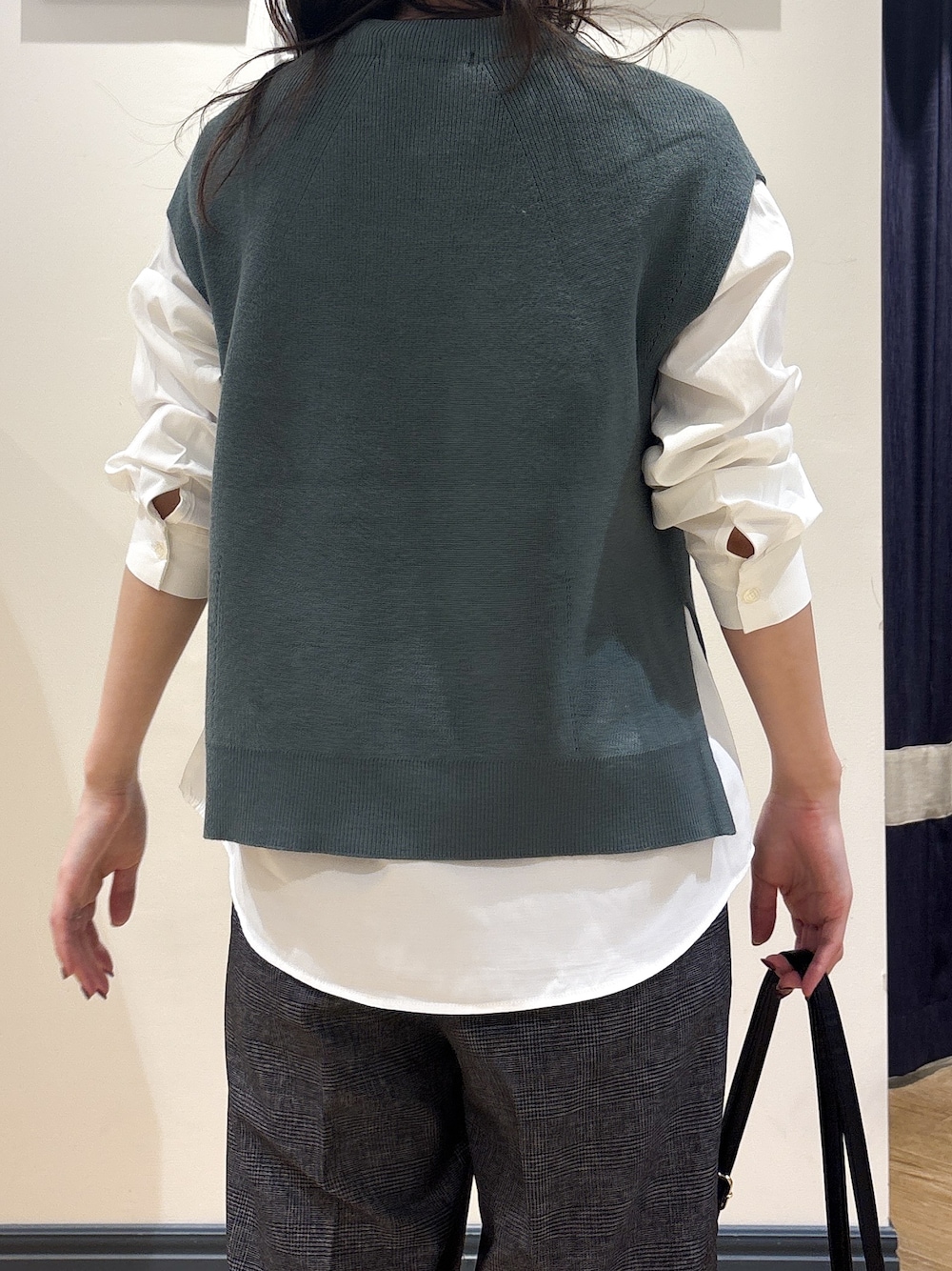 グリーン系のその他トップス、ブラック系のその他パンツ、ブラック系のショルダーバッグを着用したレディースの秋コーディネートの6枚目の写真