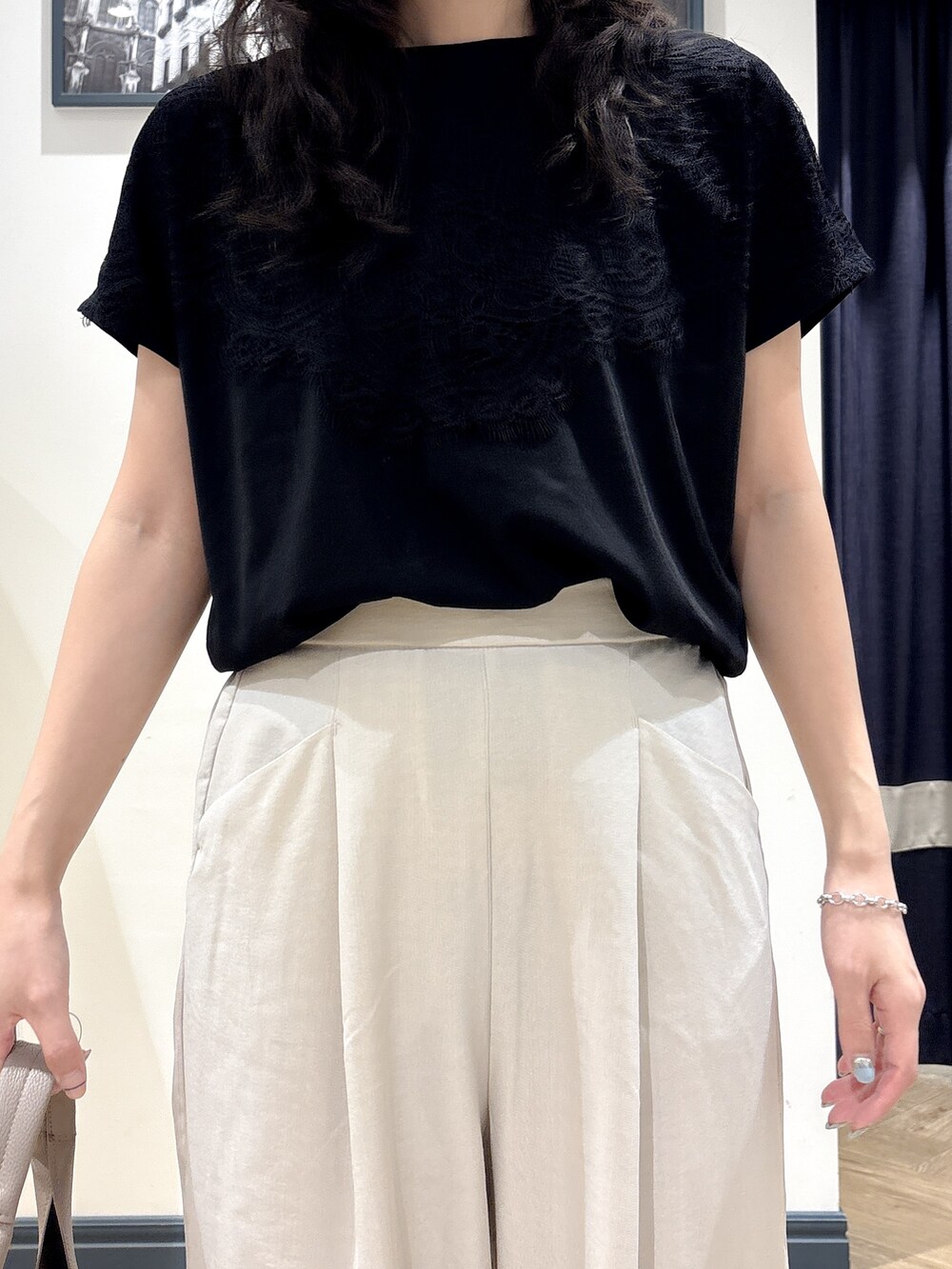 ブラック系のTシャツ/カットソー、ベージュ系のその他パンツ、ブラウン系のトートバッグを着用したレディースの夏コーディネートの4枚目の写真