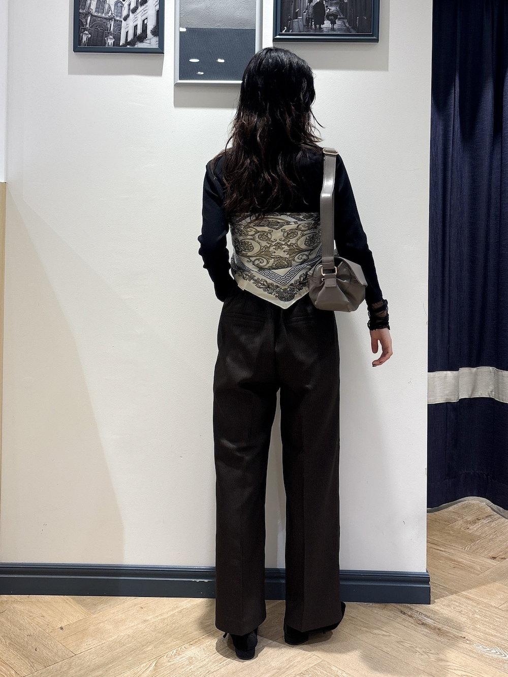 ブラック系のTシャツ/カットソー、ブラウン系のその他パンツ、ブラウン系のショルダーバッグを着用したレディースの秋コーディネートの3枚目の写真