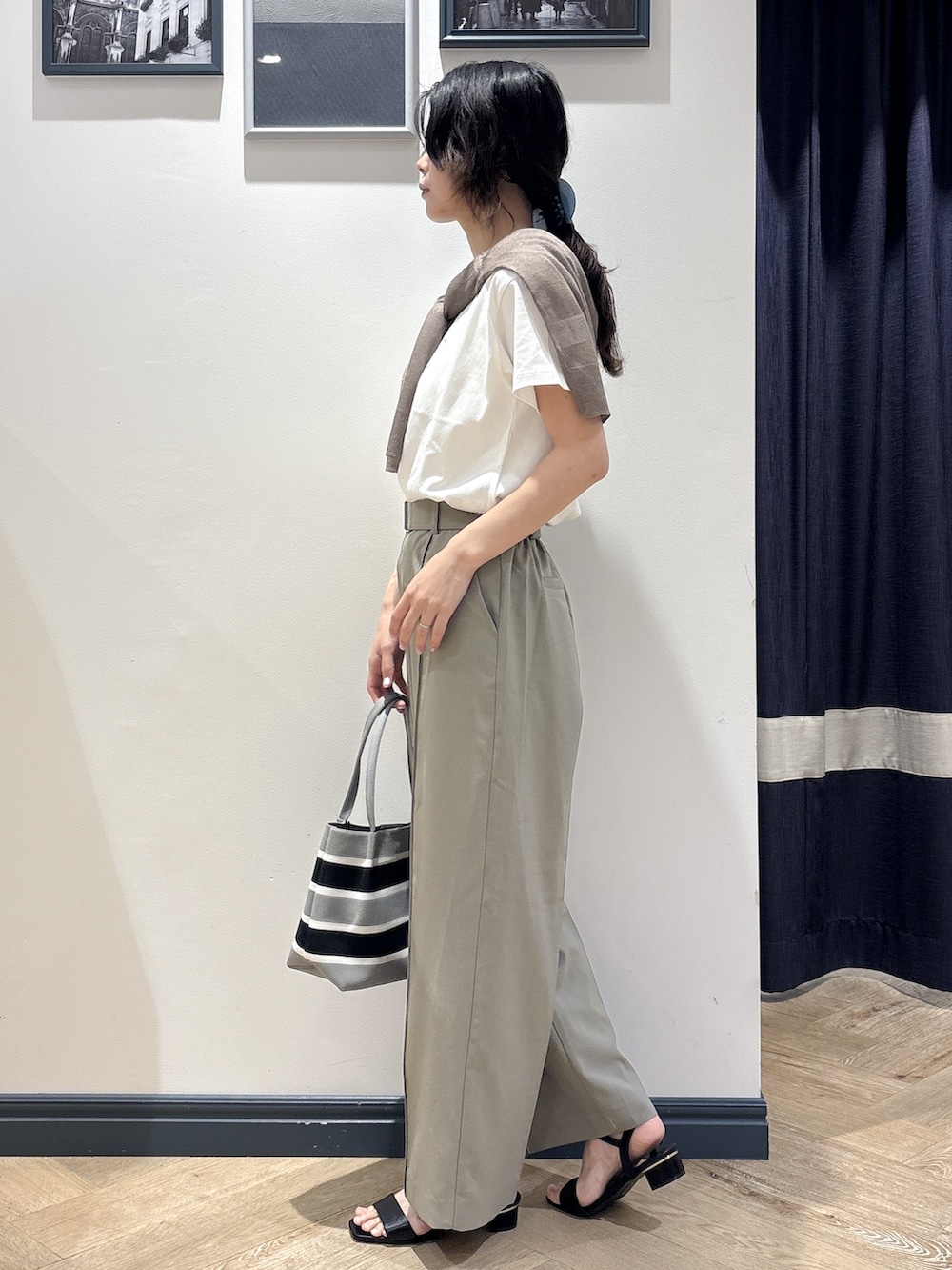 ブラウン系のカーディガン/ボレロ、ホワイト系のTシャツ/カットソー、グリーン系のその他パンツを着用したレディースの夏コーディネートの2枚目の写真
