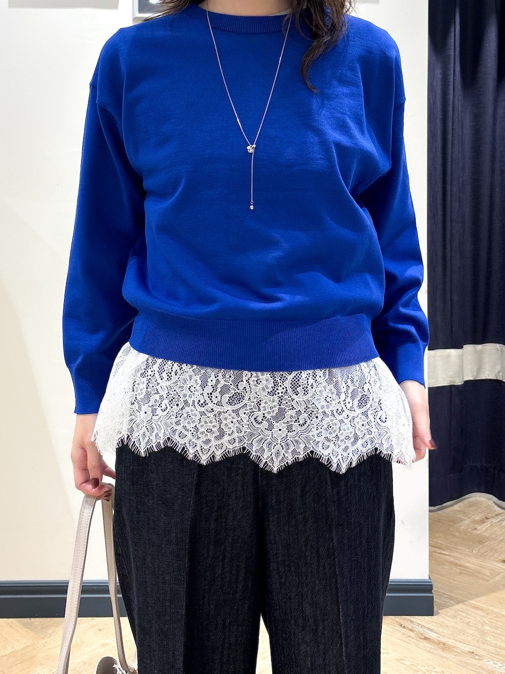 ブルー系のカーディガン/ボレロ、グレー系のTシャツ/カットソー、ブラック系のデニムパンツを着用したレディースの秋コーディネートの4枚目の写真