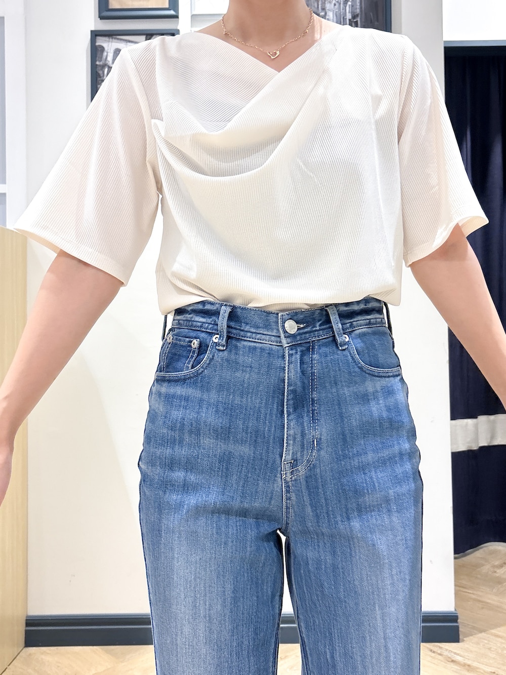 ホワイト系のTシャツ/カットソー、ブルー系のデニムパンツ、ゴールド系のネックレスを着用したレディースの夏コーディネートの4枚目の写真