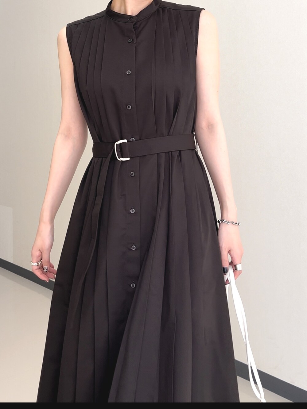 ブラウン系のワンピース、ベージュ系のショルダーバッグ、ブラック系のサンダルを着用したレディースの夏コーディネートの2枚目の写真