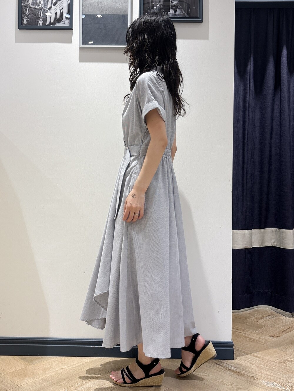 ブルー系のワンピース、ホワイト系のトートバッグを着用したレディースの春コーディネートの2枚目の写真