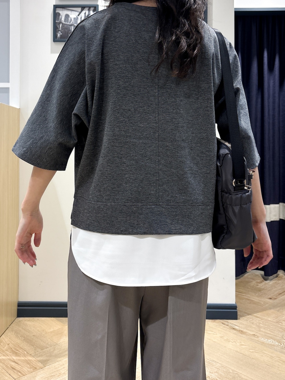 グレー系のその他パンツ、グレー系のショルダーバッグ、シルバー系のネックレスを着用したレディースの夏コーディネートの6枚目の写真