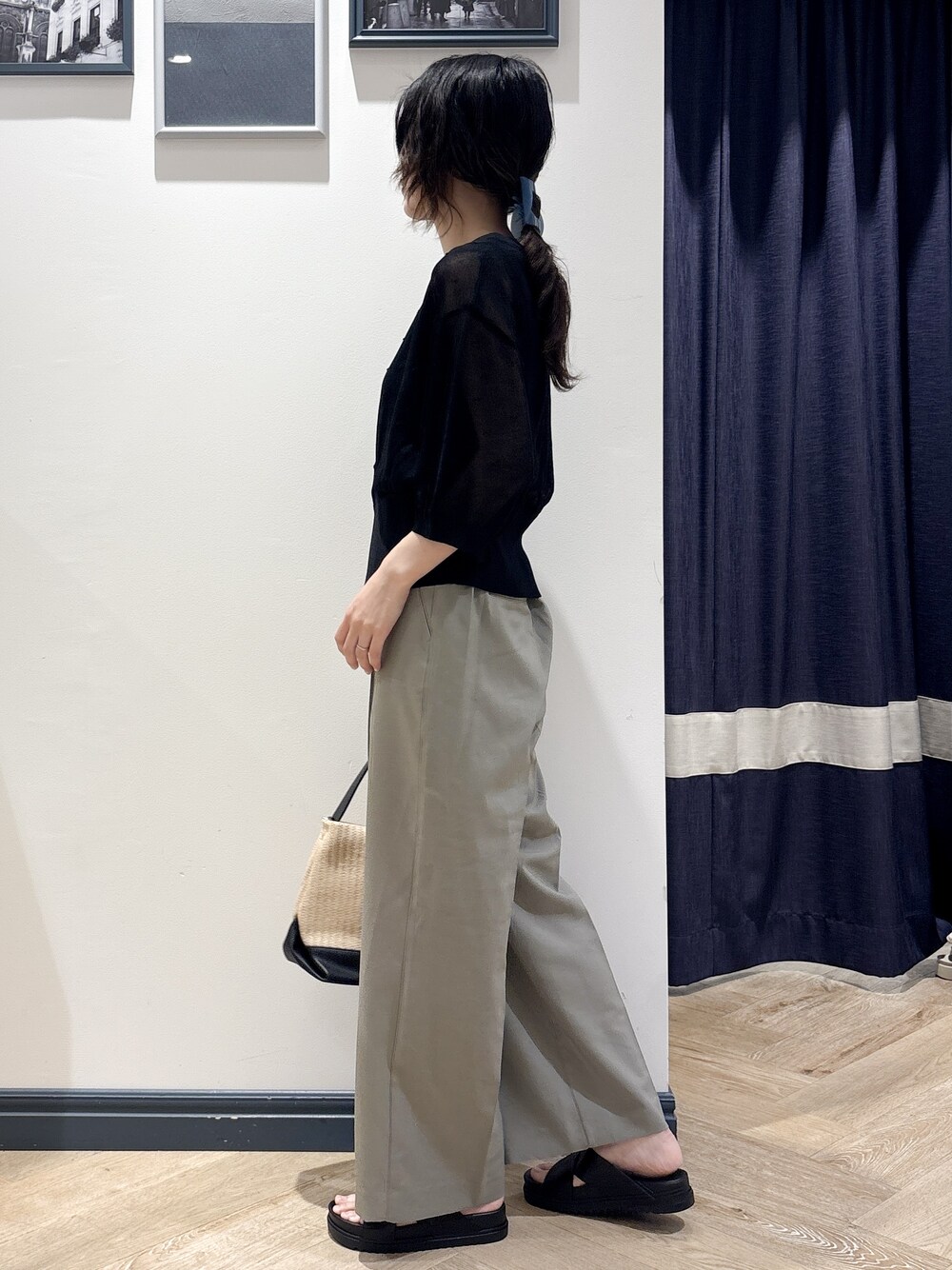 ブラック系のタンクトップ、グリーン系のその他パンツ、ブラック系のショルダーバッグを着用したレディースの夏コーディネートの2枚目の写真