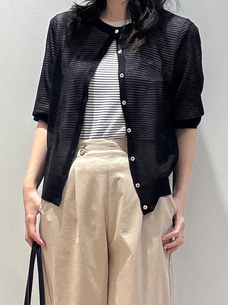 ブラック系のカーディガン/ボレロ、ホワイト系のTシャツ/カットソー、ベージュ系のその他パンツを着用したレディースの春コーディネートの4枚目の写真