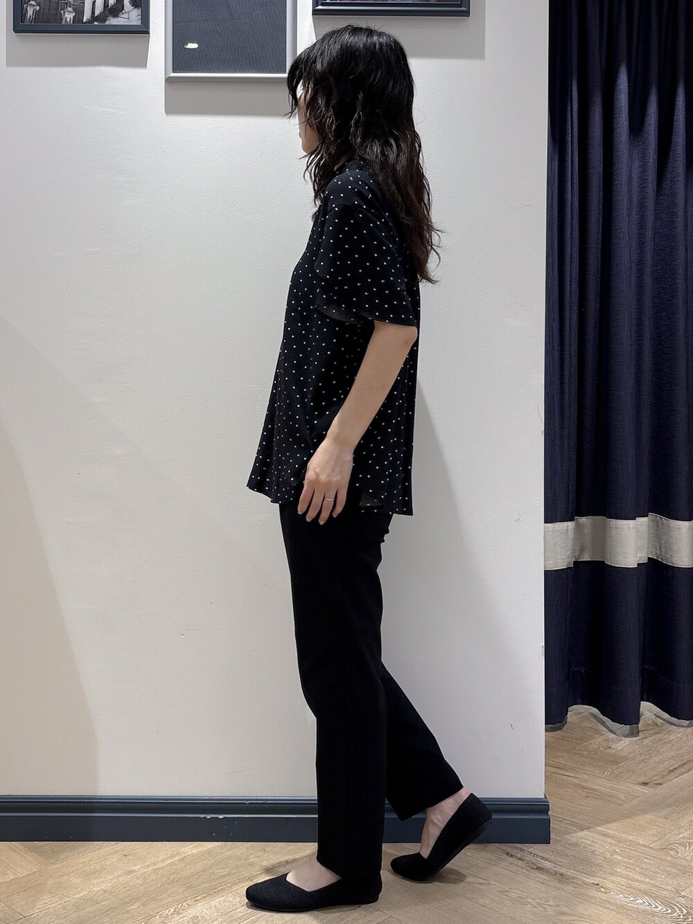 ブラック系のその他パンツを着用したレディースの夏コーディネートの2枚目の写真