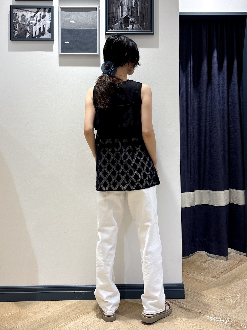 ブラック系のタンクトップ、ブラック系のタンクトップ、ホワイト系のデニムパンツを着用したレディースの夏コーディネートの3枚目の写真