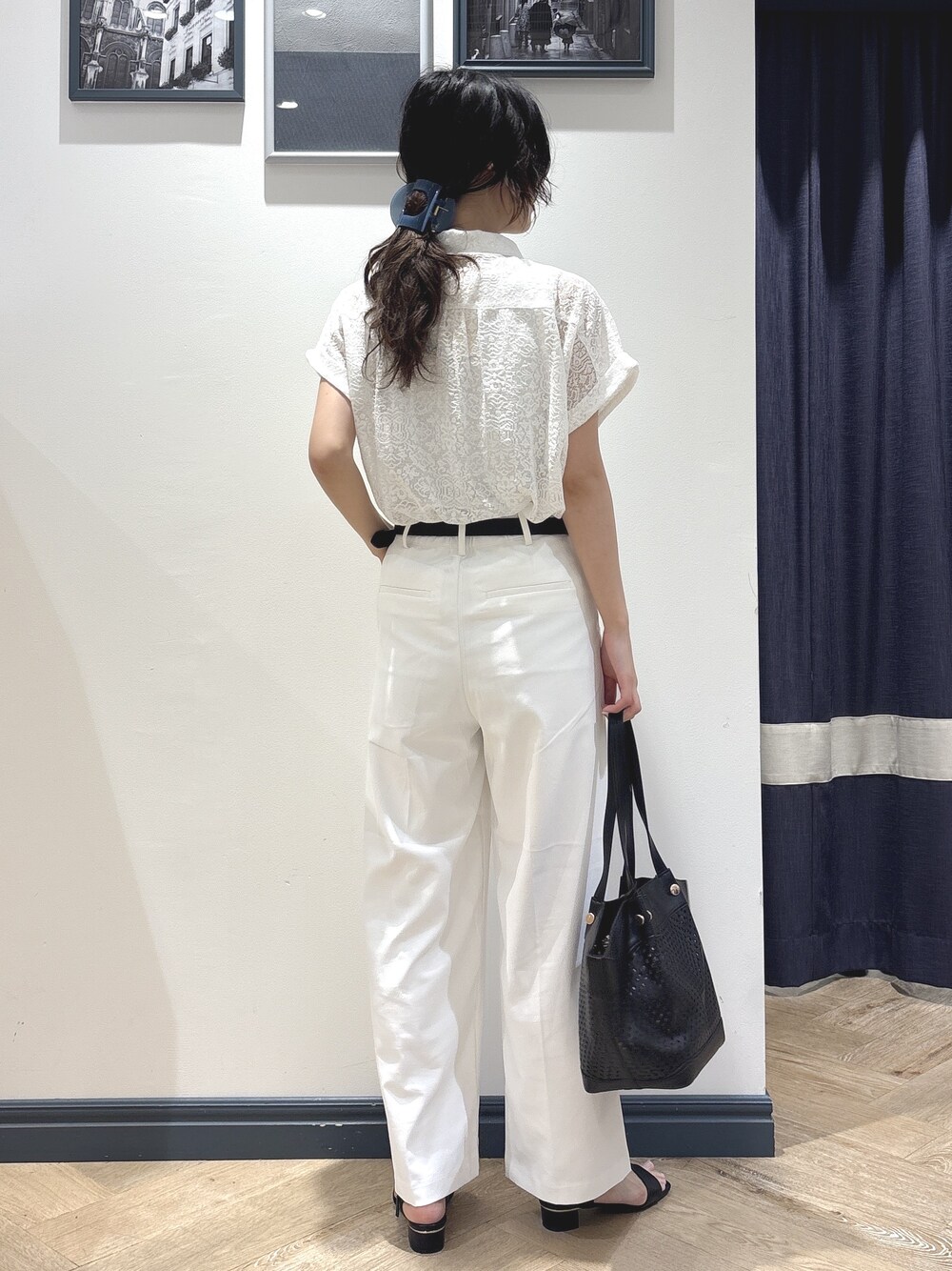ホワイト系のシャツ/ブラウス、ホワイト系のタンクトップ、ホワイト系のその他パンツを着用したレディースの夏コーディネートの3枚目の写真