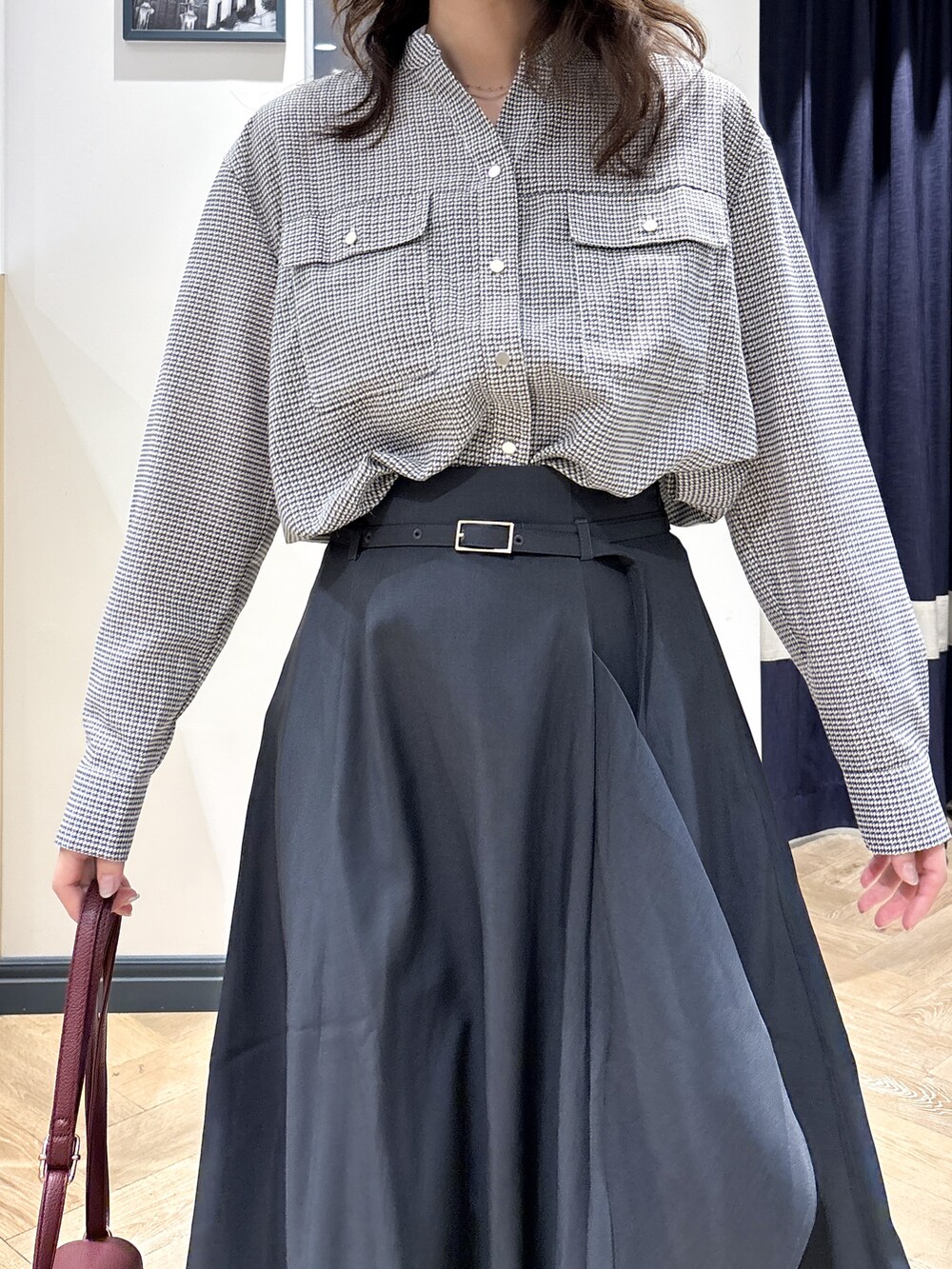 ブラック系のシャツ/ブラウス、レッド系のショルダーバッグ、シルバー系のネックレスを着用したレディースの秋コーディネートの4枚目の写真