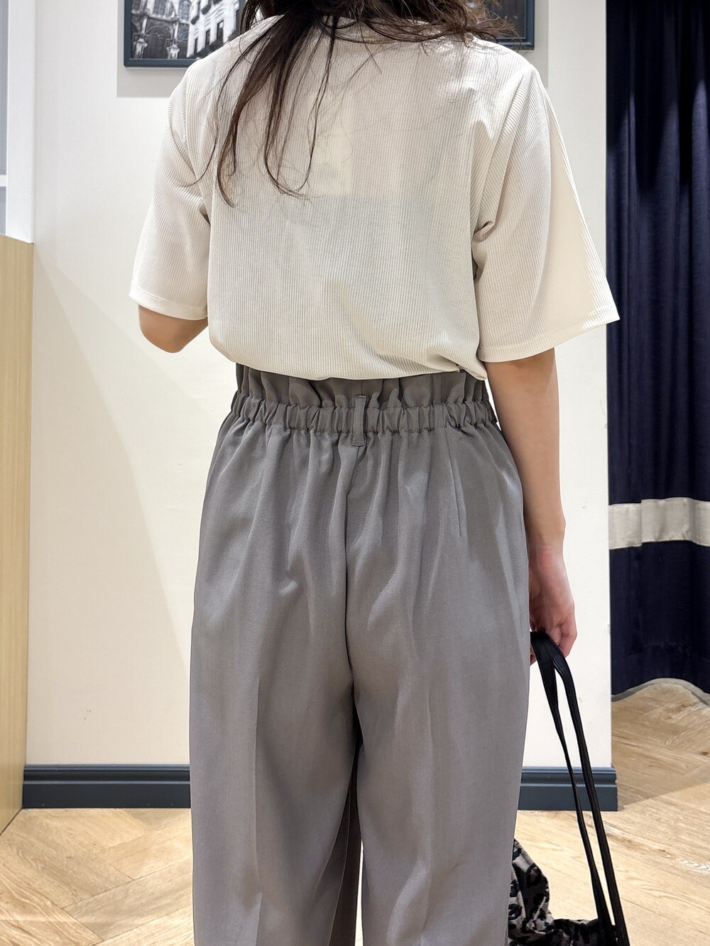 ホワイト系のTシャツ/カットソー、グレー系のその他パンツ、ブラウン系のショルダーバッグを着用したレディースの秋コーディネートの6枚目の写真