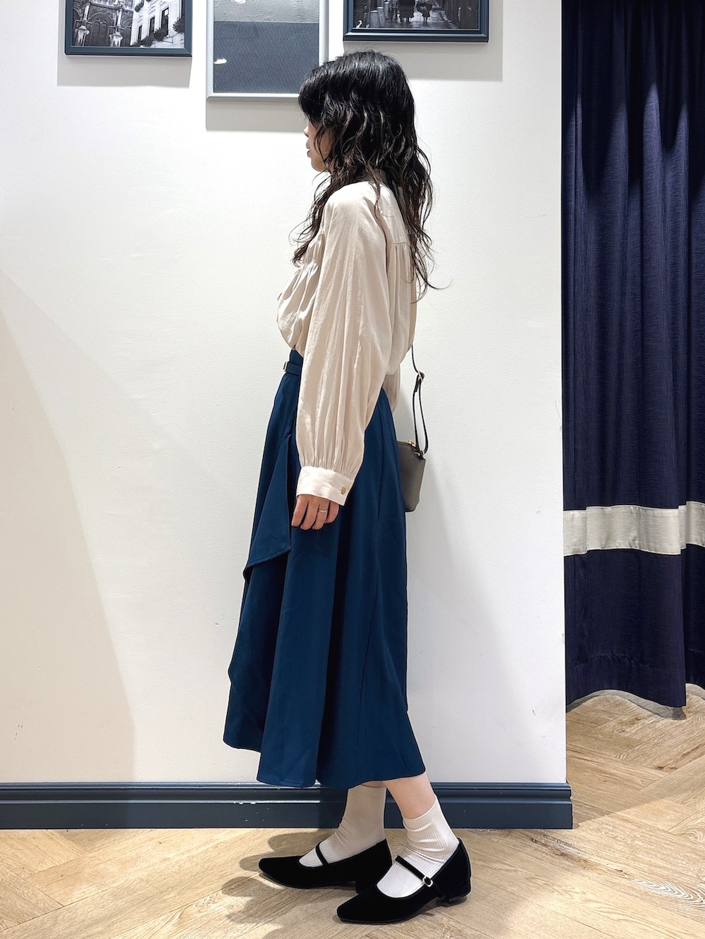 ピンク系のシャツ/ブラウス、シルバー系のネックレス、シルバー系のその他雑貨を着用したレディースの秋コーディネートの2枚目の写真