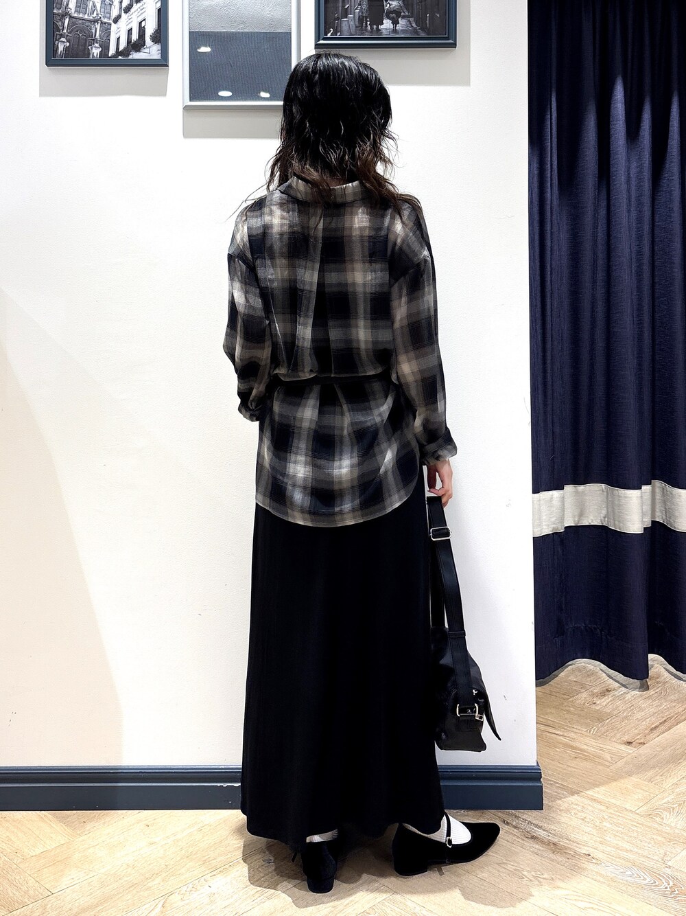ブラック系のシャツ/ブラウス、ブラック系のスカート、ブラック系のショルダーバッグを着用したレディースの夏コーディネートの3枚目の写真