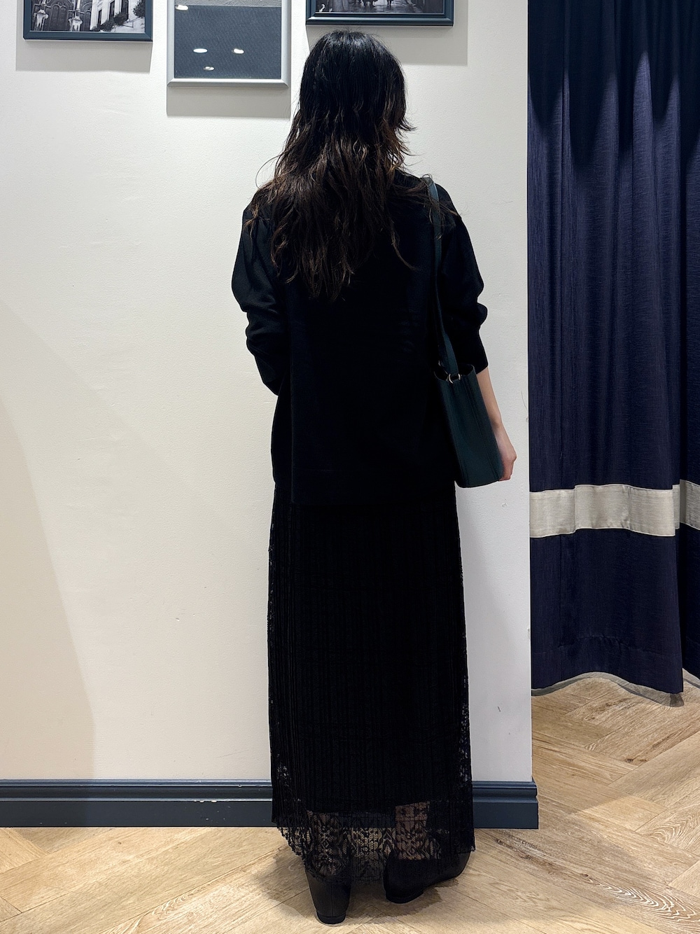 ブラック系のカーディガン/ボレロ、ブラック系のスカート、グリーン系のショルダーバッグを着用したレディースの秋コーディネートの4枚目の写真