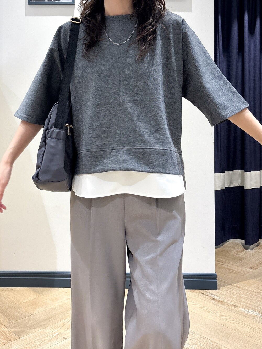 グレー系のその他パンツ、グレー系のショルダーバッグ、シルバー系のネックレスを着用したレディースの夏コーディネートの4枚目の写真