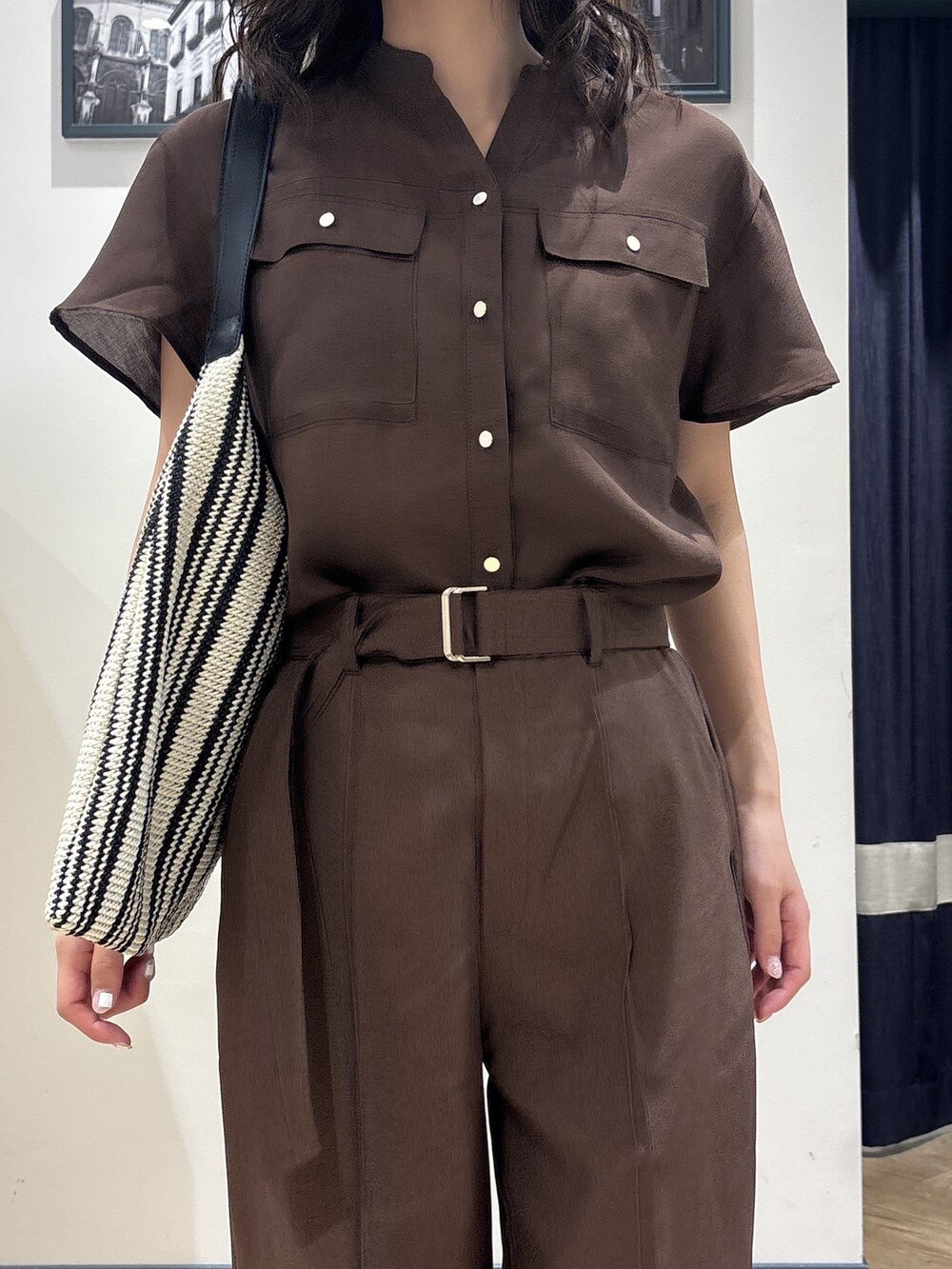 ブラウン系のシャツ/ブラウス、ブラウン系のその他パンツ、ブラック系のショルダーバッグを着用したレディースの夏コーディネートの4枚目の写真