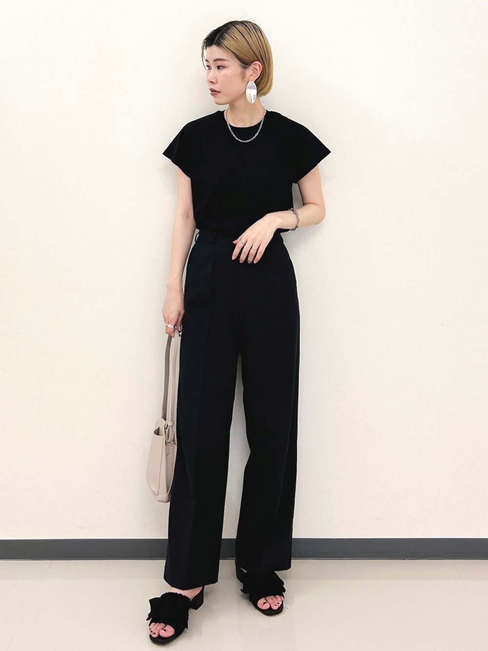 ブラック系のニット/セーター、ブラック系のその他パンツ、ブラック系のサンダルを着用したレディースの夏コーディネートの2枚目の写真