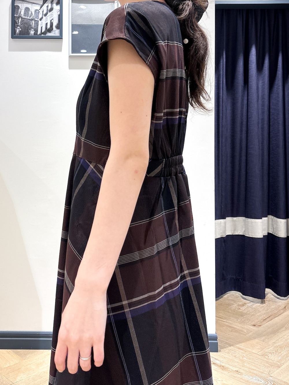 ブラウン系のワンピース、レッド系のトートバッグを着用したレディースの夏コーディネートの5枚目の写真
