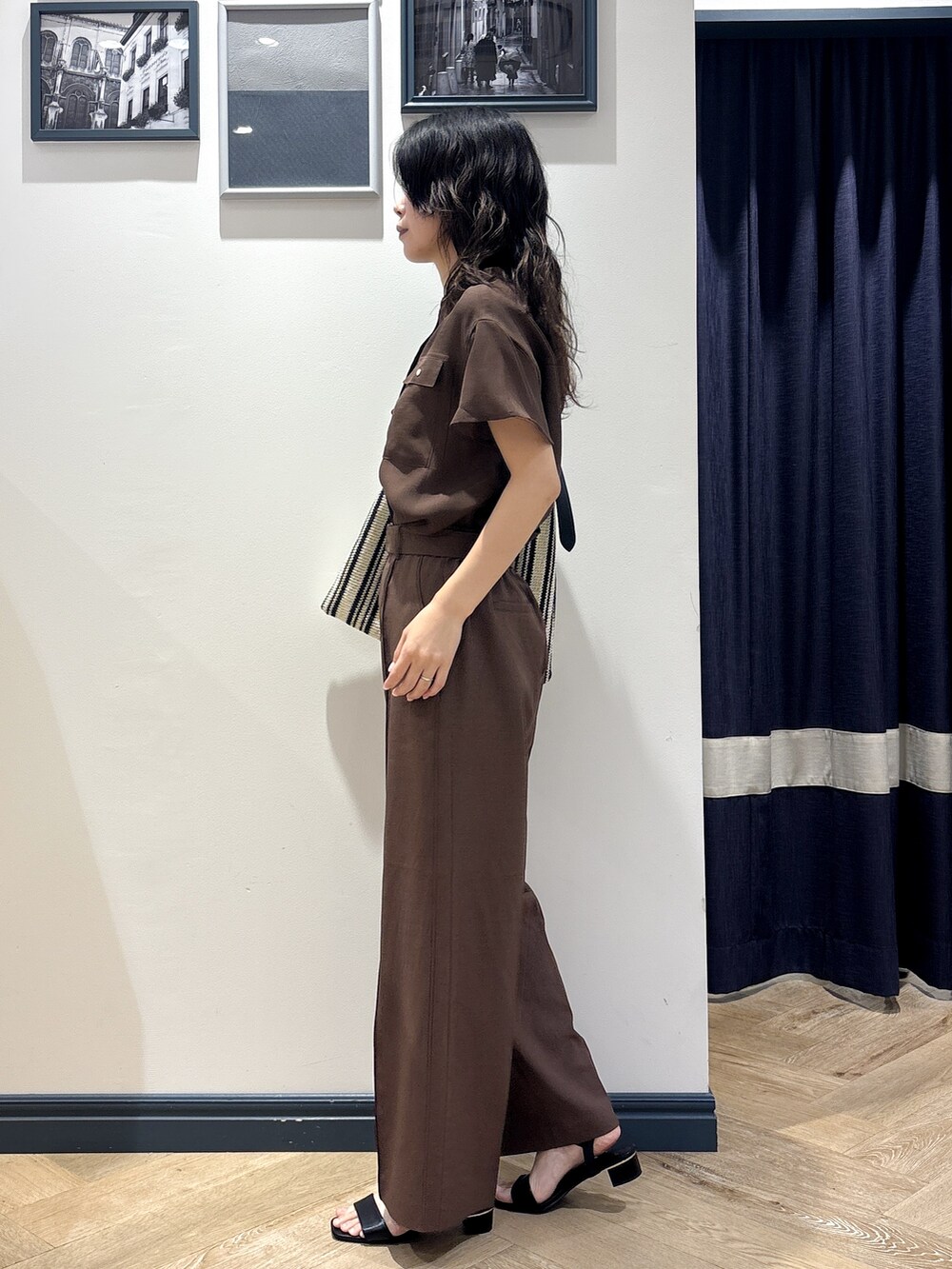 ブラウン系のシャツ/ブラウス、ブラウン系のその他パンツ、ブラック系のショルダーバッグを着用したレディースの夏コーディネートの2枚目の写真