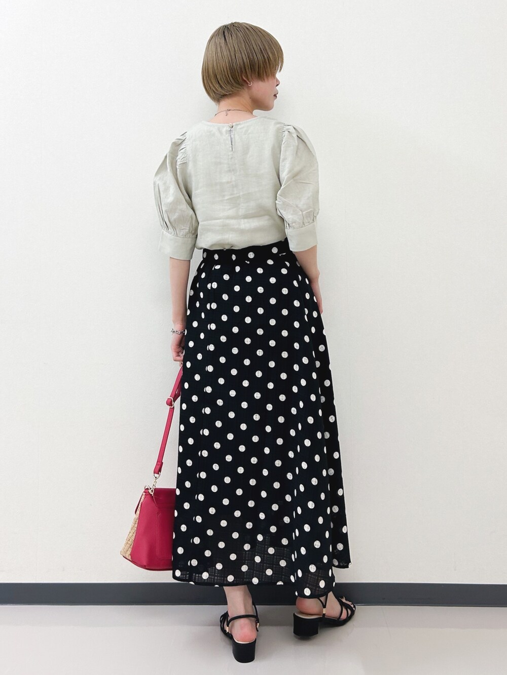 ベージュ系のシャツ/ブラウス、ベージュ系のスカート、ブラック系のサンダルを着用したレディースの春コーディネートの3枚目の写真