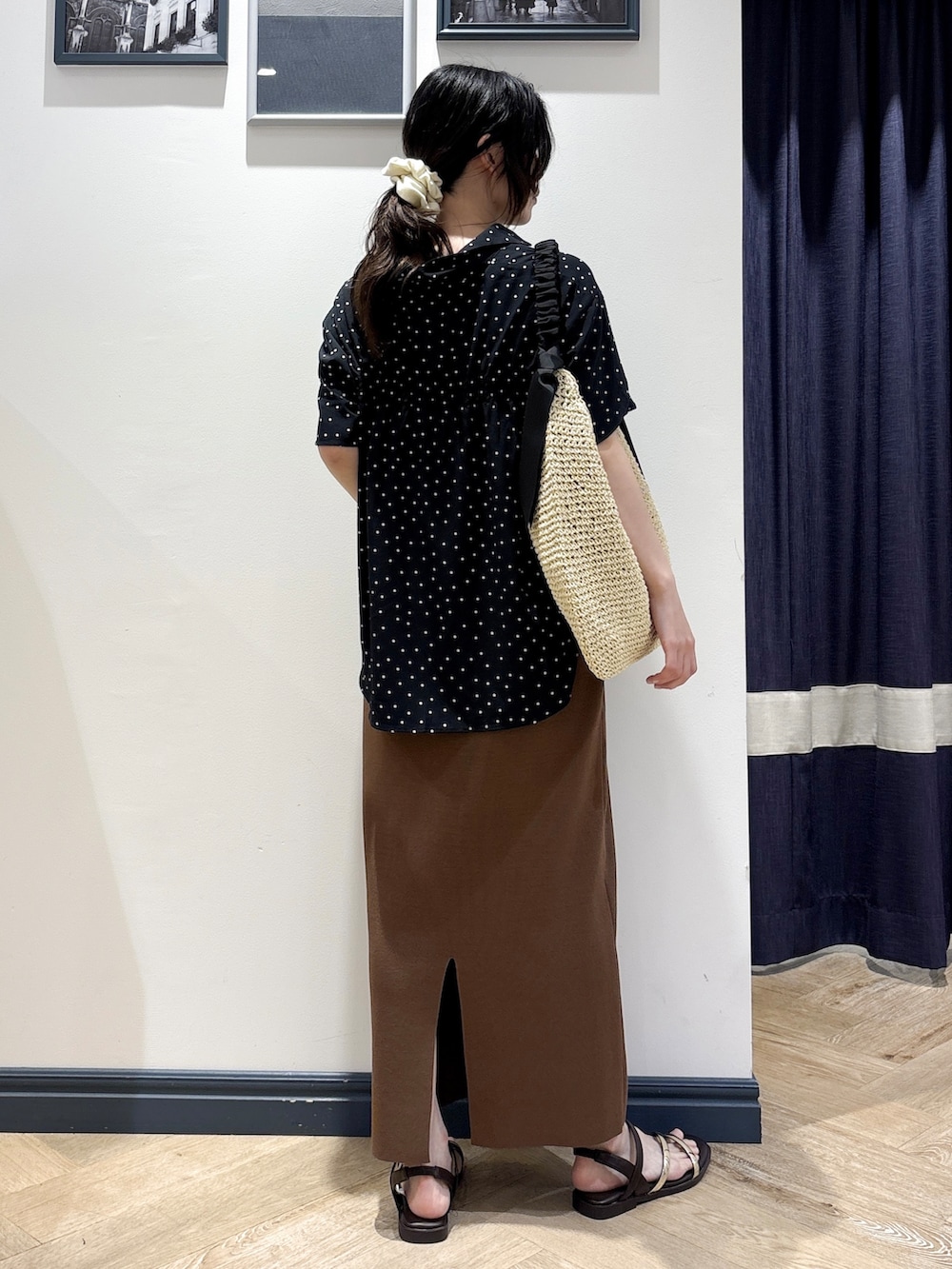 ブラック系のシャツ/ブラウス、ブラウン系のスカート、ブラック系のショルダーバッグを着用したレディースの夏コーディネートの3枚目の写真