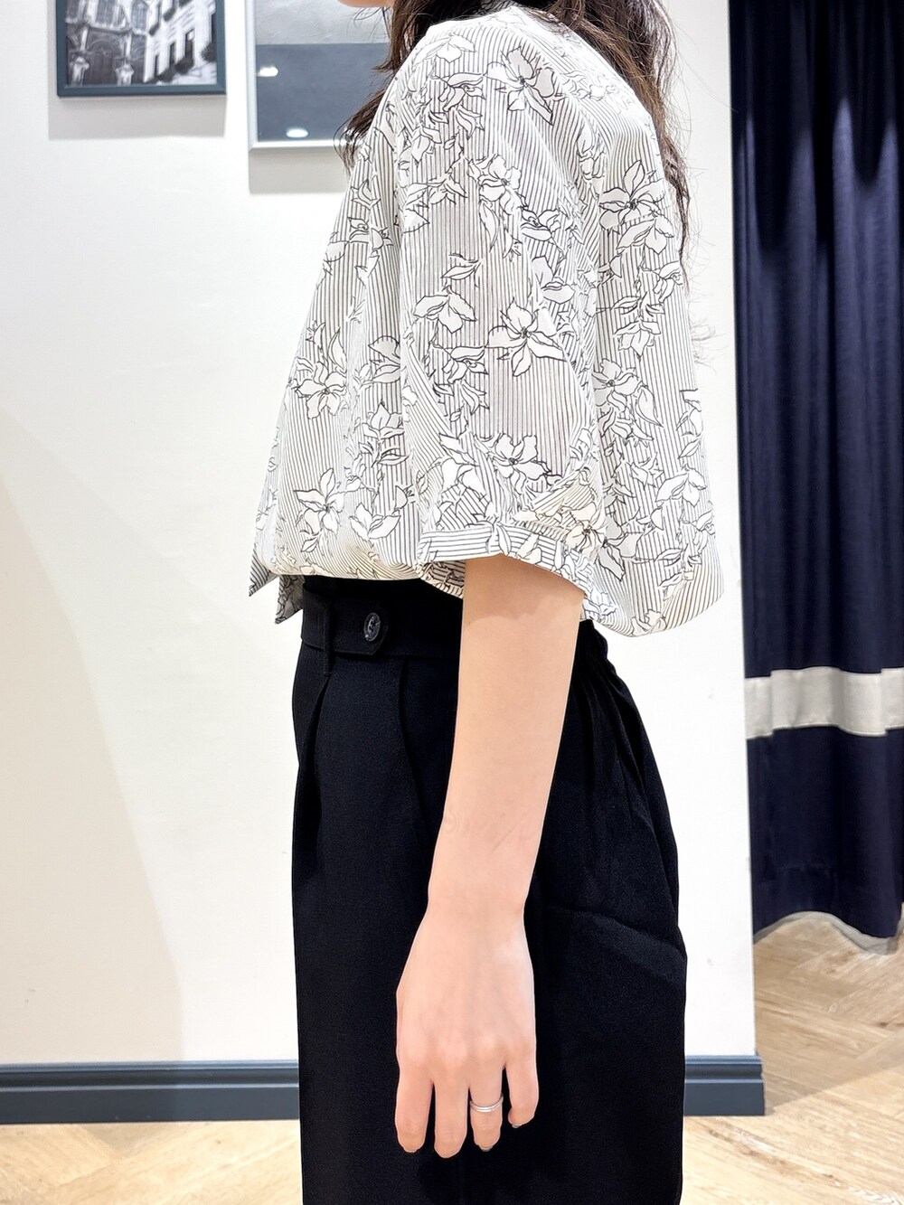 ホワイト系のシャツ/ブラウス、ブラック系のその他パンツ、ブラック系のショルダーバッグを着用したレディースの夏コーディネートの5枚目の写真